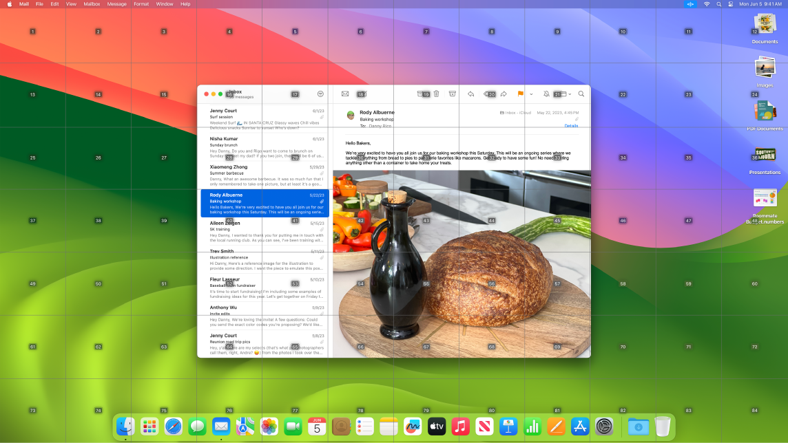 Aplicația Hărți deschisă pe desktop cu grila suprapusă.