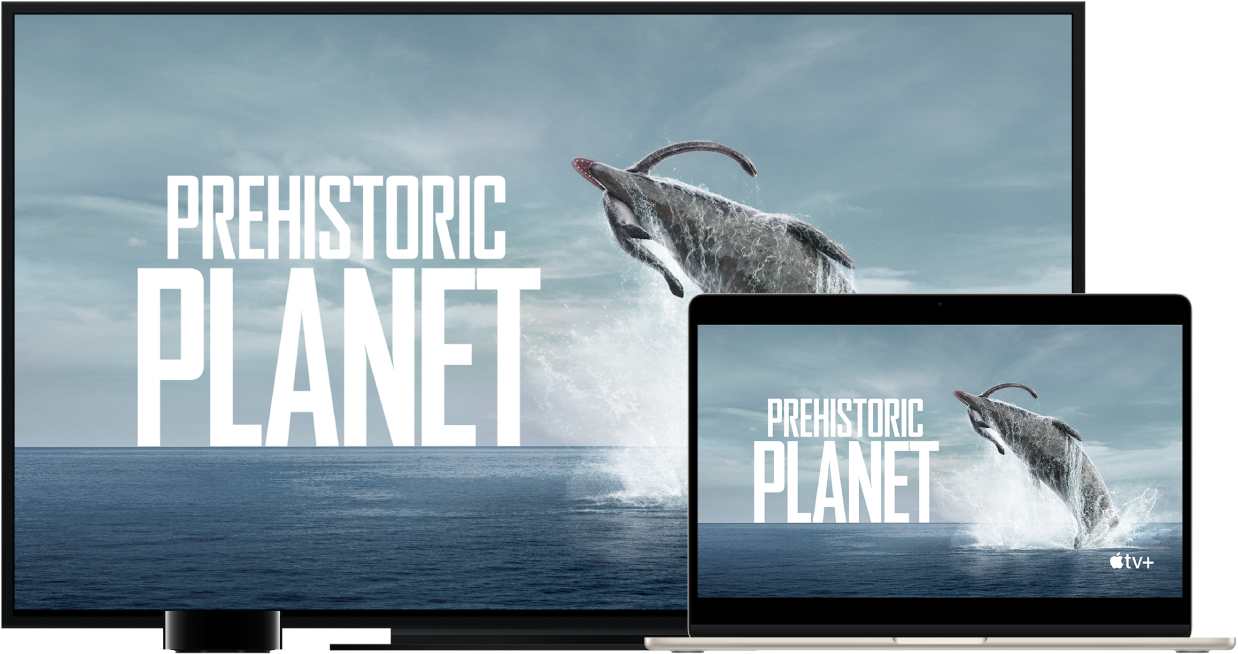 Una MacBook Air con el contenido duplicado en una TV de alta resolución a través de un Apple TV.