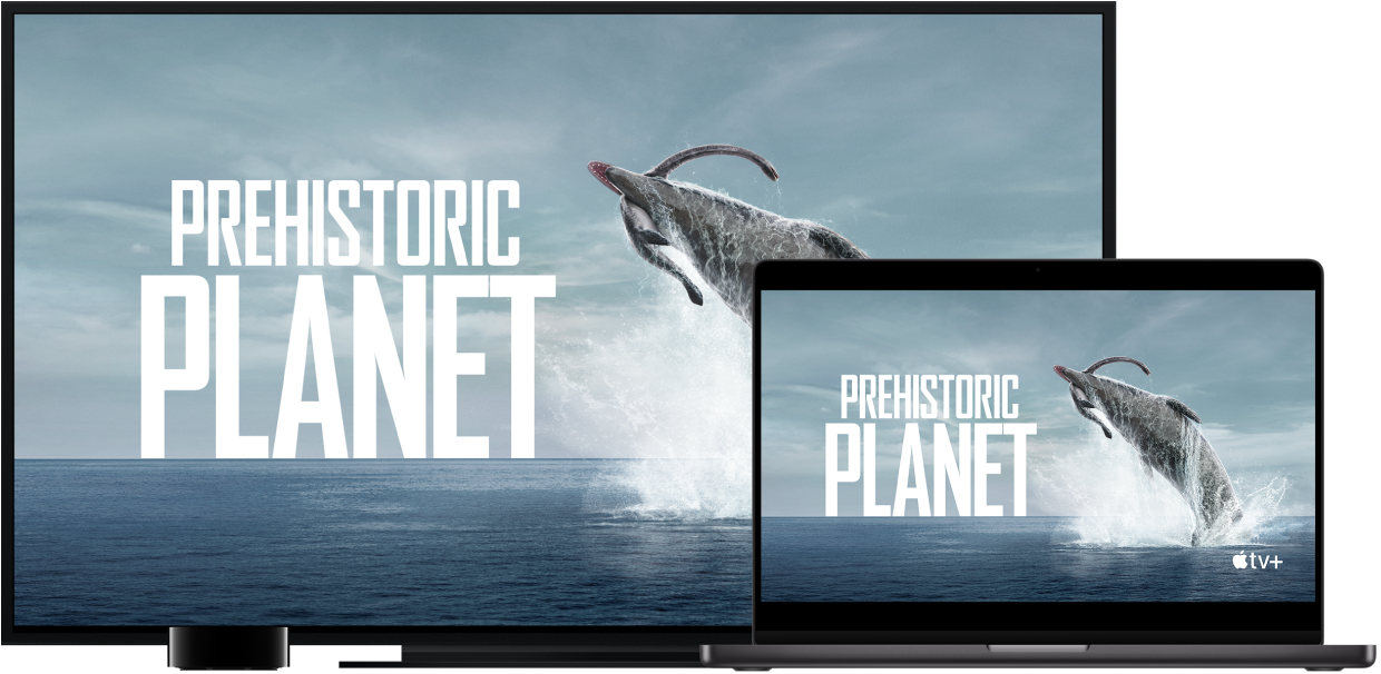 MacBook Pro dengan kontennya dicerminkan di TV besar beresolusi tinggi, dan Apple TV.