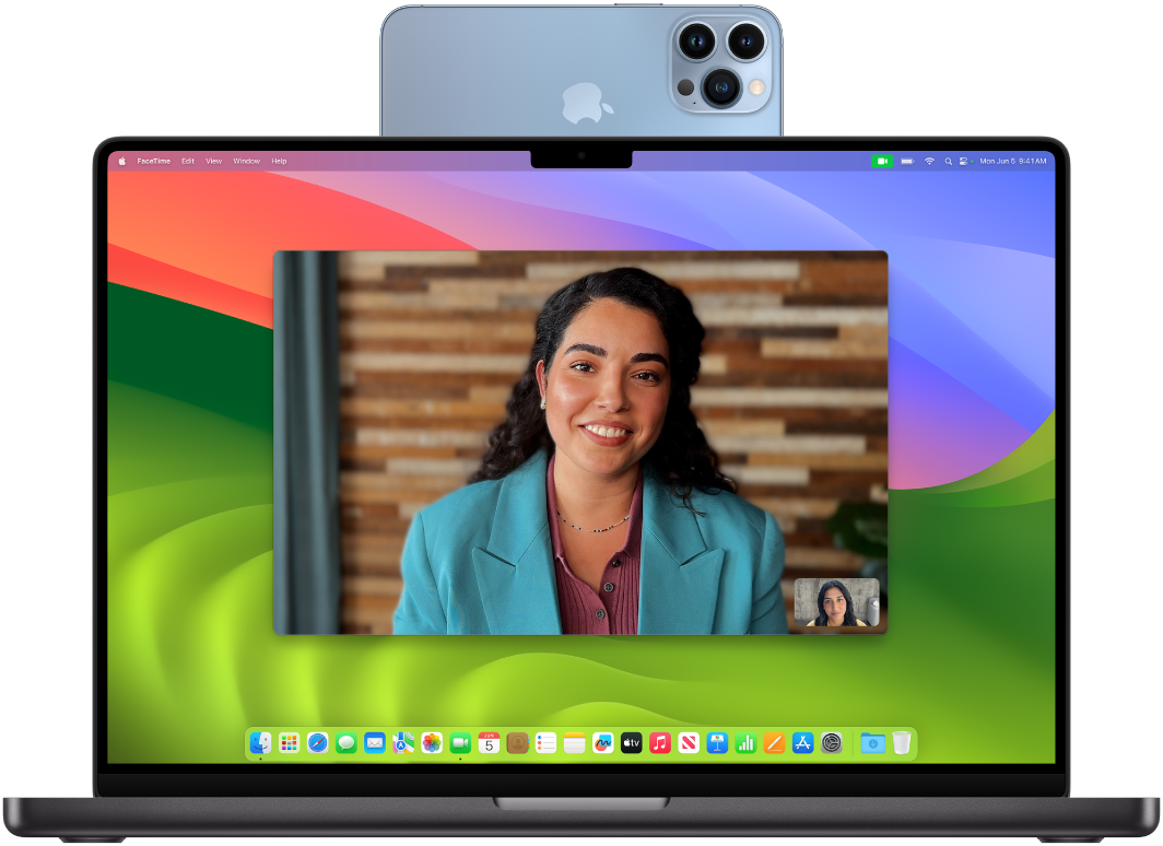 Continuity Camera камерасын пайдаланатын Center Stage мүмкіндігі бар FaceTime сеансын көрсетіп тұрған MacBook Pro.