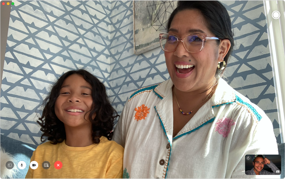 Prozor FaceTimea s prikazom video poziva. Osoba koja je započela poziv prikazana je u pločici u donjem desnom kutu. U velikoj pločici prikazuju se dva sudionika zajedno s tipkom Live Photo u gornjem desnom kutu pločice koju pozivatelji mogu kliknuti radi uslikavanja trenutka.