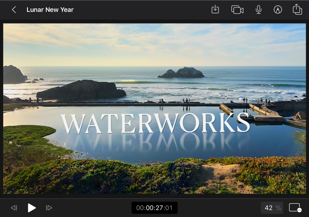 Titre superposé à un plan vidéo dans le visualiseur, avec des commandes de lecture, un timecode, la commande de niveau de zoom et le bouton « Options du visualiseur » en dessous.