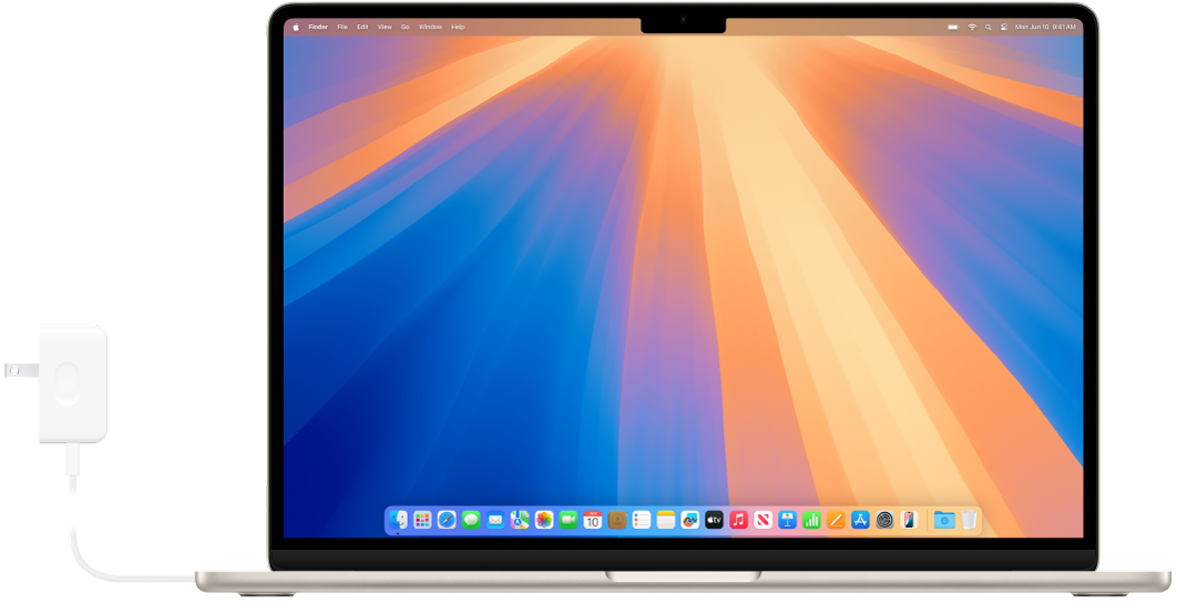 MacBook Air s priloženim strujnim adapterom.