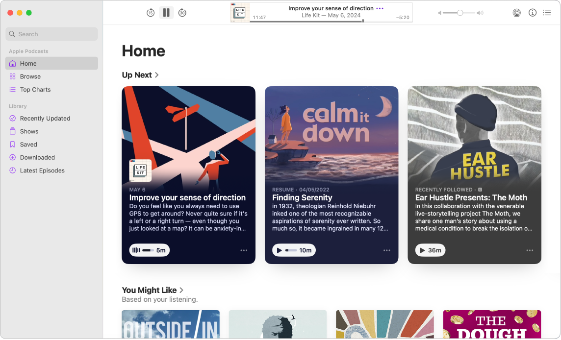 Podcast 視窗顯示「首頁」畫面。包含「首頁」、「瀏覽」和「排行榜」的側邊欄在左側。在右側,「首頁」畫面顯示「待播清單」和「你可能會喜歡」中的 Podcast;「你可能會喜歡」為根據你所聆聽的內容而建議的精選列表。