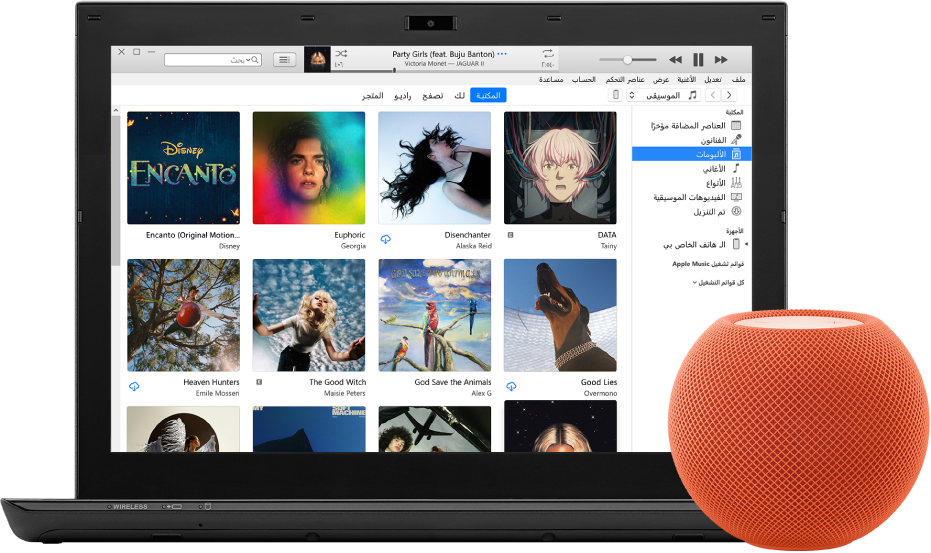 جهاز PC يظهر على شاشته iTunes وبالقرب منه تظهر HomePod mini.