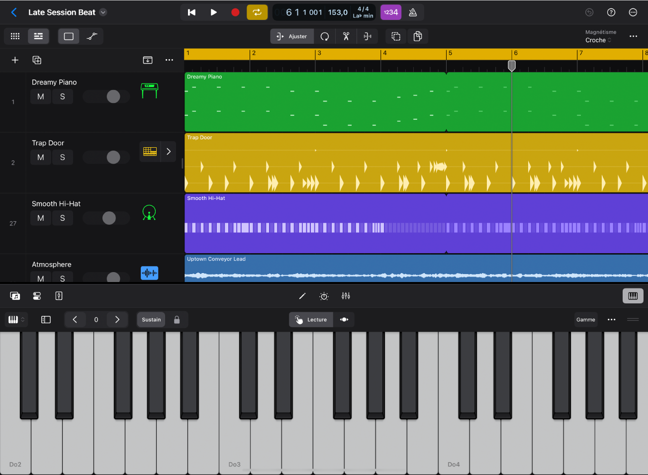 Figure. Logic Pro pour iPad avec la surface de lecture Clavier ouverte.