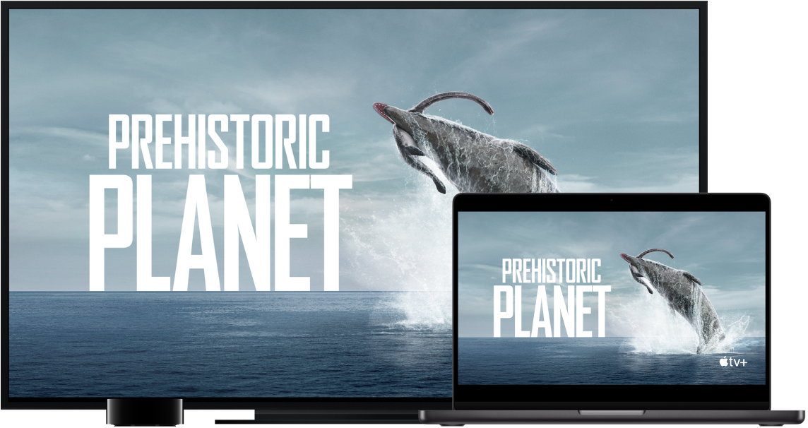 جهاز MacBook Pro مع محاكاة محتوياته على تلفزيون كبير عالي الدقة باستخدام Apple TV.