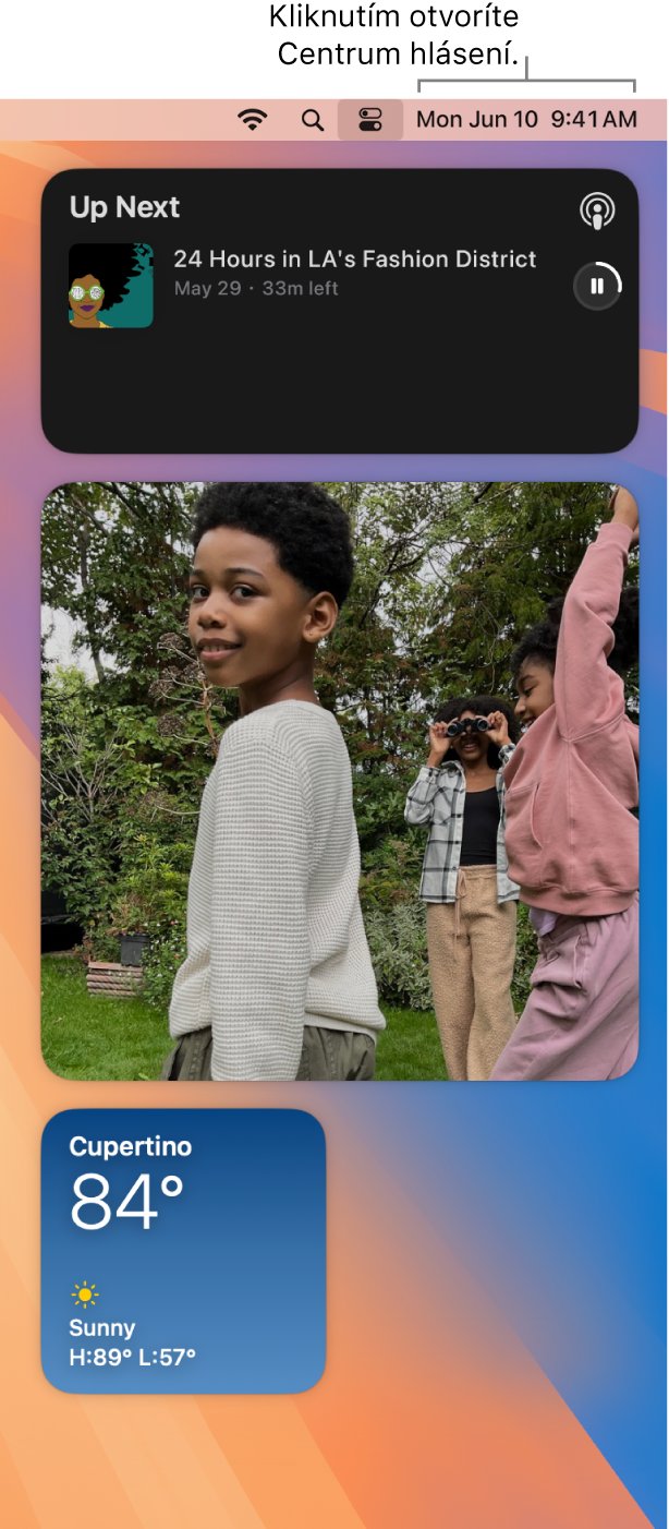 Centrum hlásení s hláseniami a widgetmi pre apky Kalendár, Počasie, Hodiny a Čas pred obrazovkou.