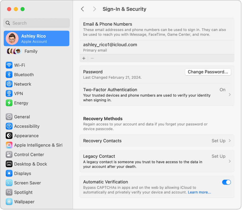 „Apple“ paskyros dalis „Sign-In & Security“ (prisijungimas ir sauga) skiltyje „System Settings“ (sistemos nustatymai). Čia galite nustatyti „Account Recovery“ arba „Legacy Contact“.