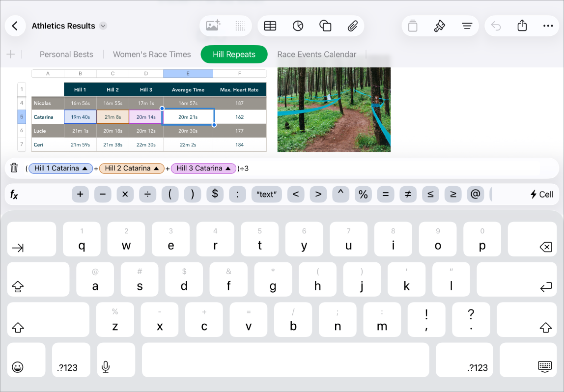 Numbers विंडो जिस पर टेबल में चुना गया सेल दिखाया जा रहा है। चुना गया सेल फ़ॉर्मूला परिणाम दिखाता है और फ़ॉर्मूला में संदर्भित मानों को चिह्नांकित किया जाता है। विंडो के सबसे निचले भाग में पूरा फ़ॉर्मूला और फ़ॉर्मूला कीबोर्ड दिखाया जाता है।