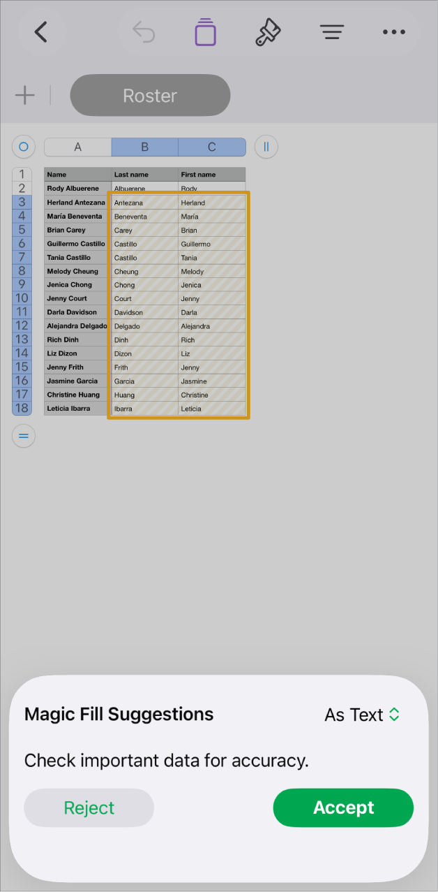 جدول بيانات يحتوي على أسماء مميزة وقائمة منبثقة بعنوان "اقتراحات التعبئة السحرية" لقبولها أو رفضها.