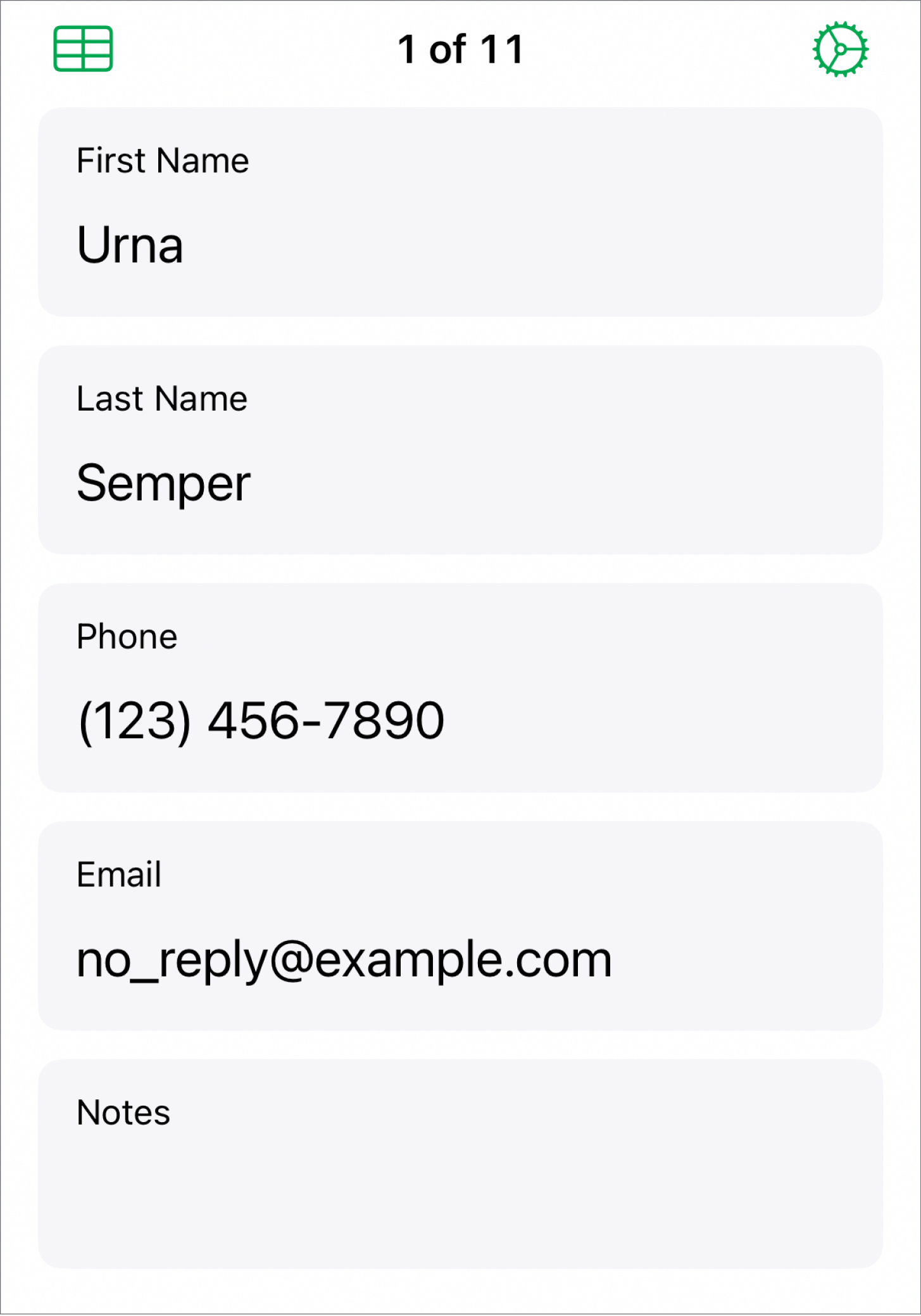 Un registre d’un formulari amb camps per al nom, el número de telèfon, l’adreça electrònica i molt més. També es mostren els controls per veure la taula enllaçada i els controls de configuració del formulari.