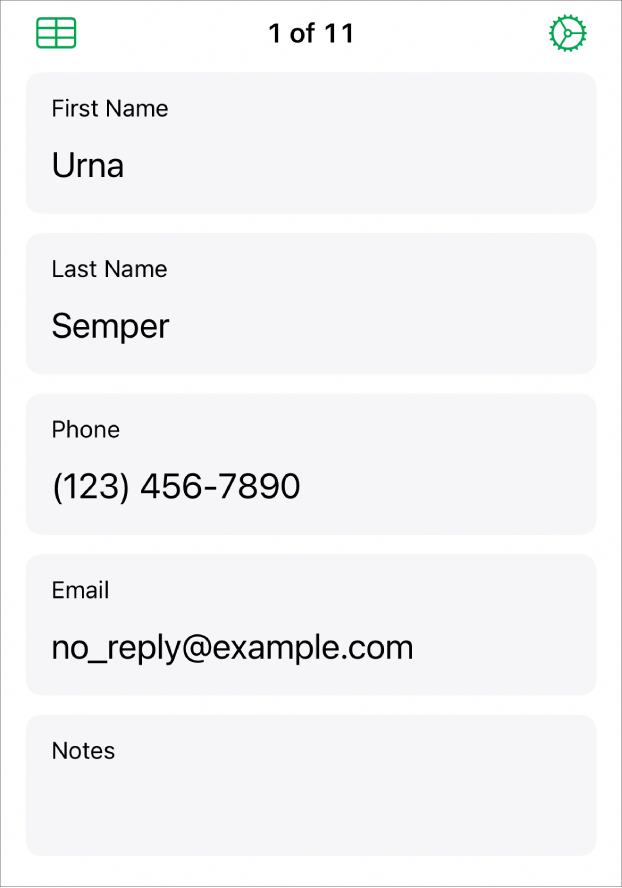 Datensatz in einem Formular mit Feldern für Name, Telefonnummer, E-Mail und mehr. Außerdem die Steuerelemente zum Anzeigen der verknüpften Tabelle und der Steuerungen für die Formulareinstellungen.