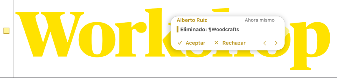 Texto eliminado con un comentario abierto y Aceptar, Rechazar y flechas de navegación. El cambio registrado muestra el nombre del autor y la fecha.