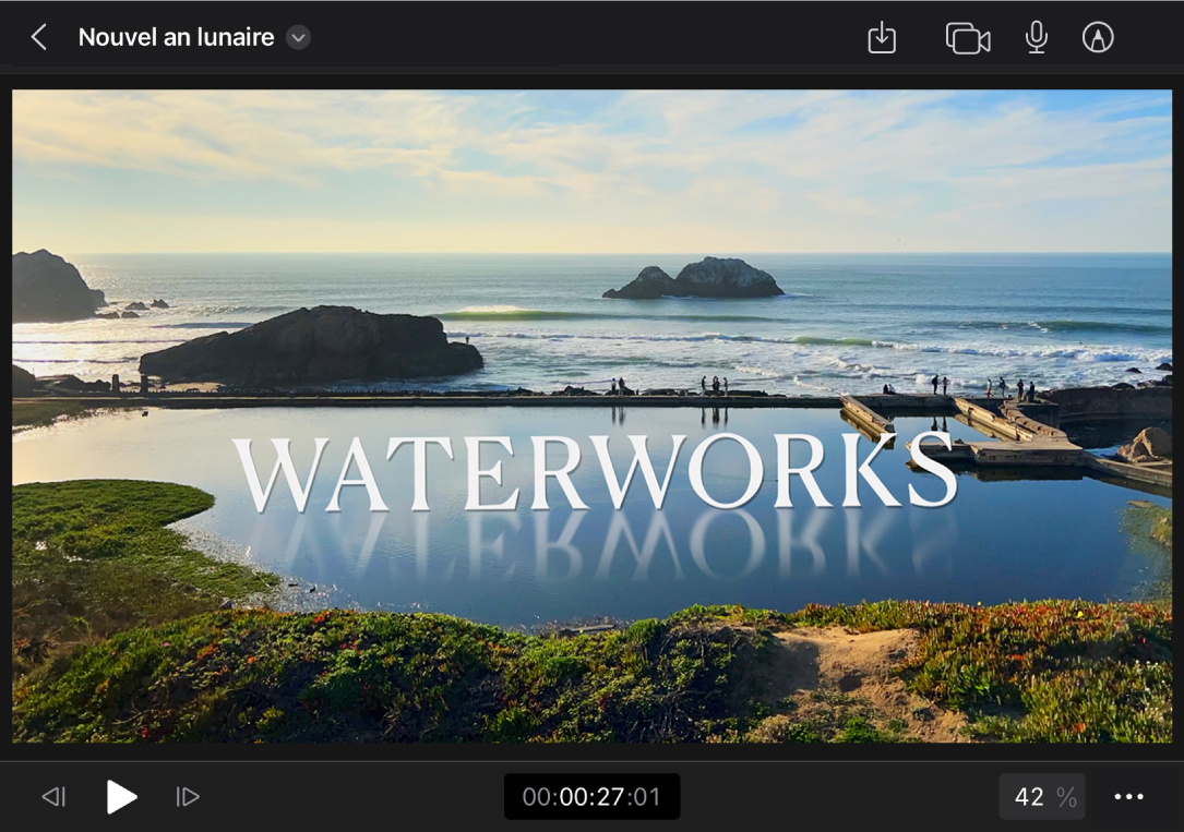 Titre superposé à un plan vidéo dans le visualiseur, avec des commandes de lecture, un timecode, la commande de niveau de zoom et le bouton « Options du visualiseur » en dessous.