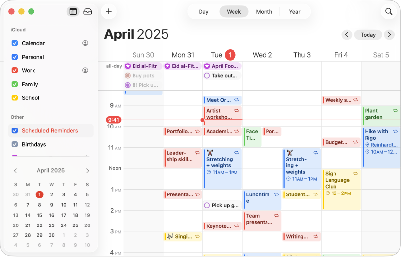 O fereastră Calendar în vizualizarea Lună prezentând calendare personale, profesionale, familiale și școlare cu coduri de culoare în bara laterală, sub antetul de cont iCloud.