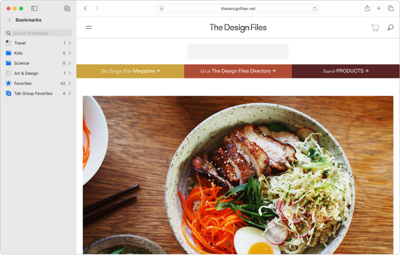 L’app Safari qui affiche les sites Web organisés en signets dans la barre latérale, avec un site Web mis en signet pour une publication relative au design affiché à droite.