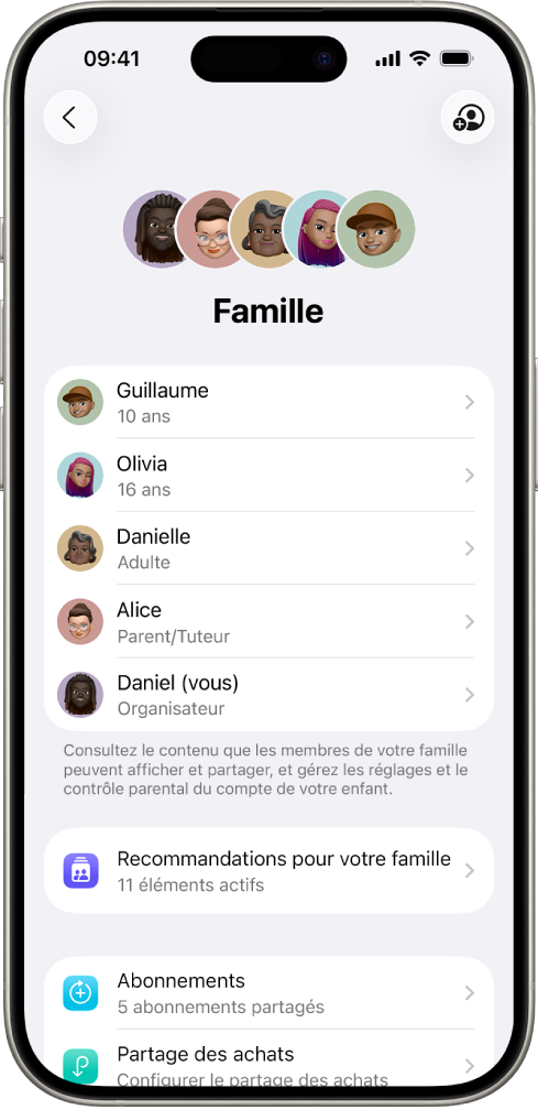 Écran « Partage familial » dans Réglages. Cinq membres de la famille sont répertoriés et quatre abonnements sont partagés avec la famille.