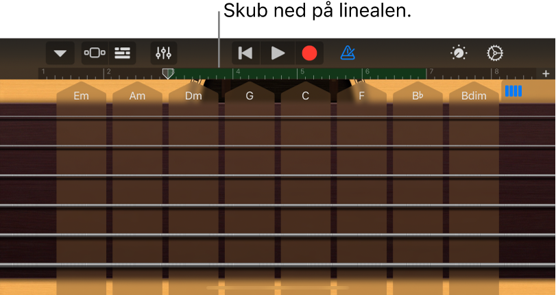 Hold en finger på linealen, og træk nedad