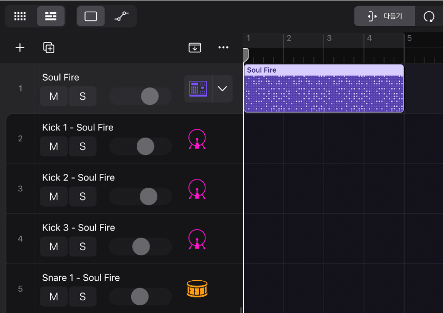 그림. 패턴 리전이 포함된 Drum Machine Designer Track Stack.