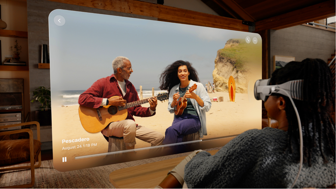 Das räumliche Video wird von einer Person angesehen, die die Apple Vision Pro trägt.