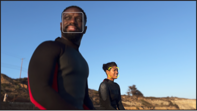 “电影效果”模式视频片段中的同一帧,显示新对焦主体周围的黄色括号和上一个主体周围的白色框。