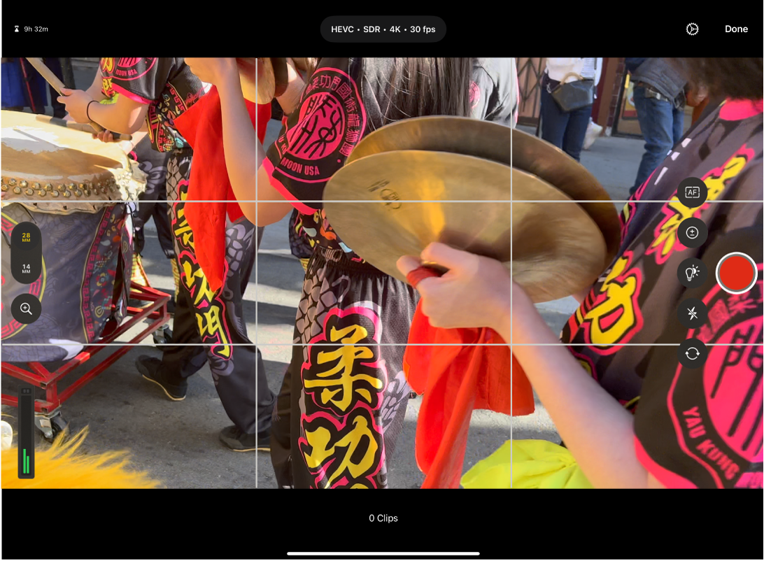 摄像机屏幕显示用于对焦、缩放比例、白平衡、曝光、慢动作、分辨率和帧速率的控制。