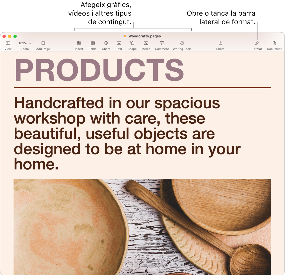 Finestra de l’app Pages que mostra un document creat a partir d’una plantilla. A la barra d’eines es veuen els botons per afegir gràfics, vídeos i molt més i a la dreta el botó per obrir o tancar la barra lateral “Format”.
