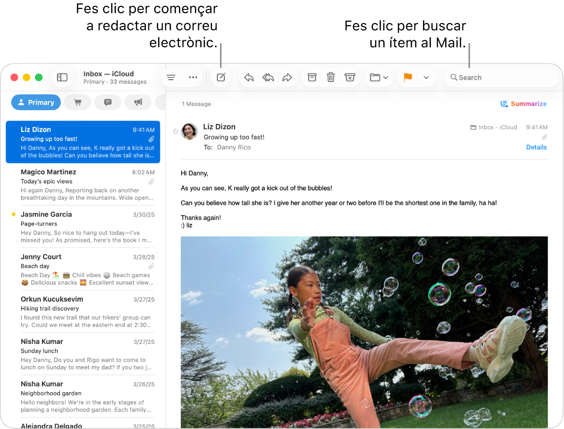 Una finestra de l’app Mail que mostra la llista de missatges al costat de la barra lateral i el contingut del missatge seleccionat a la dreta. Una crida apunta al camp de cerca.
