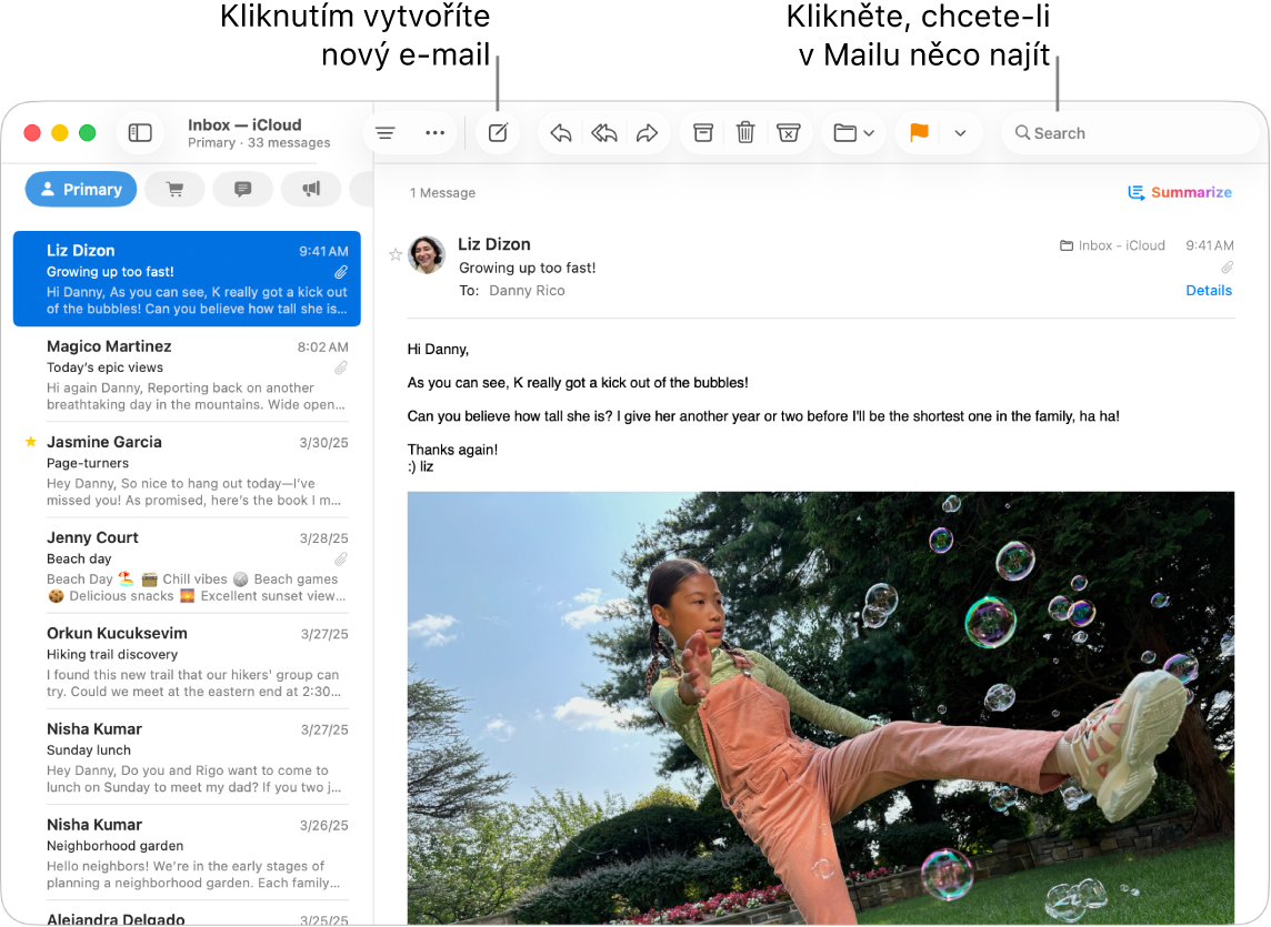Okno Mailu se seznamem zpráv vedle bočního panelu a obsahem vybrané zprávy vpravo. U vyhledávacího pole je umístěn popisek