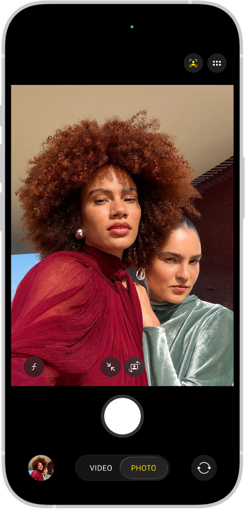 ફોટો મોડમાં કૅમેરા સ્ક્રીન. કૅમેરાની ફ્રેમની અંદર વ્યક્તિ દ્વારા સેલ્ફી લેવામાં આવે છે.