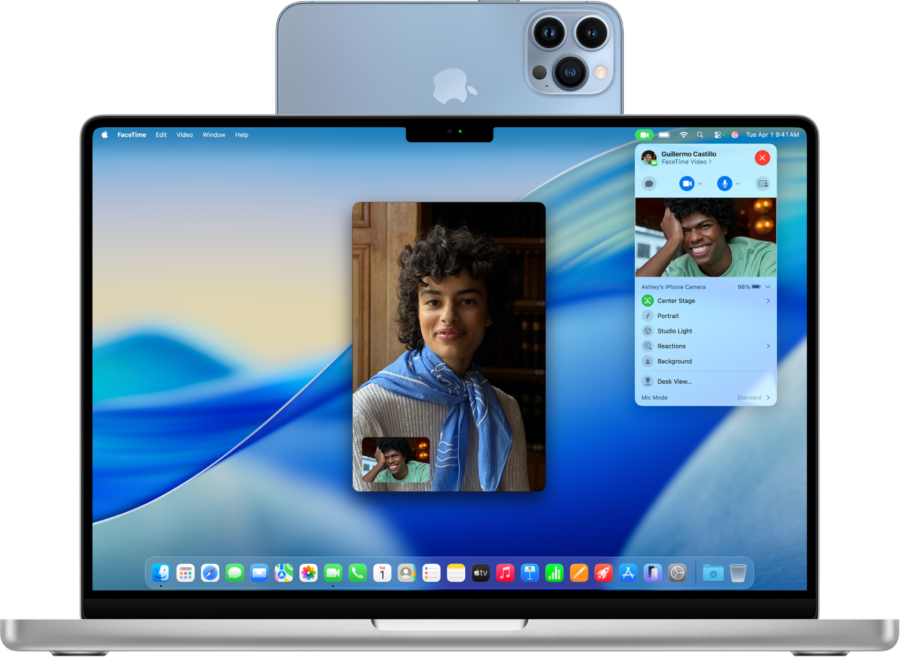 MacBook Pro, iPhone ಅನ್ನು ವೆಬ್ಕ್ಯಾಮ್ ಆಗಿ ಬಳಸುತ್ತಿದೆ ಮತ್ತು FaceTime ಸಂಭಾಷಣೆಯನ್ನು ತೋರಿಸುತ್ತಿದೆ.