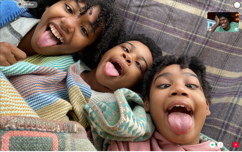 Das FaceTime-Fenster während eines Videoanrufs. In einer Kachel in der rechten oberen Ecke wird eine teilnehmende Person angezeigt, während sich die anderen Teilnehmenden im Hauptbereich des Fensters befinden.