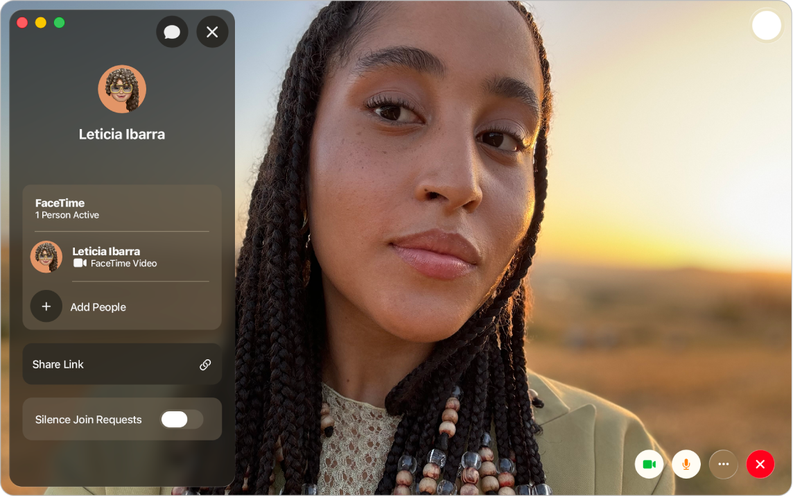 Un appel FaceTime vidéo en cours, avec le participant actuel affiché à droite. Dans la barre latérale, le nom du participant sʼaffiche, avec lʼoption « Ajouter des personnes ».