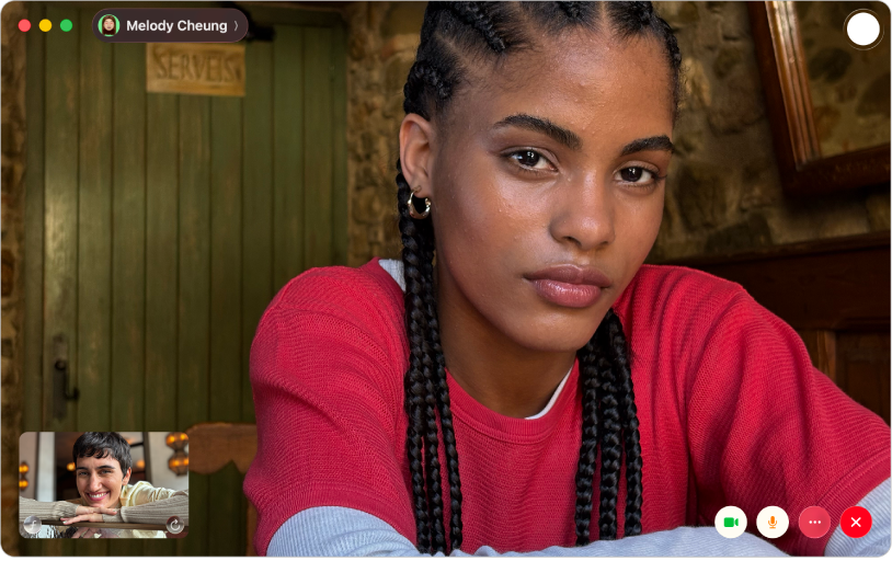 Fenêtre FaceTime affichant un appel vidéo. La personne qui a lancé l’appel est affichée dans une vignette dans l’angle inférieur droit. L’autre participant se trouver dans la partie principale de la fenêtre, avec un bouton « Live Photo » en haut à droite sur lequel les appelants peuvent cliquer pour capturer le moment.