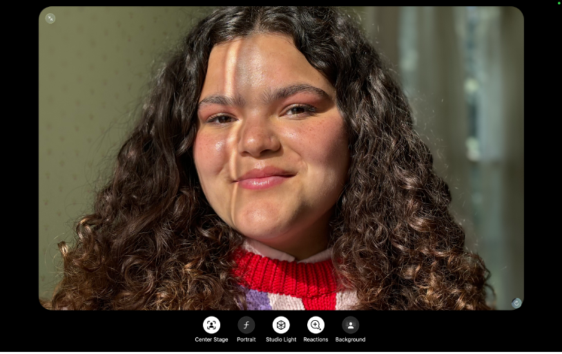 Вікно FaceTime із відображенням учасника. У нижній частині вікна розташовано кнопки відеоефектів: «Центрування в кадрі», «Портрет», «Світло», «Реакції» та «Тло».