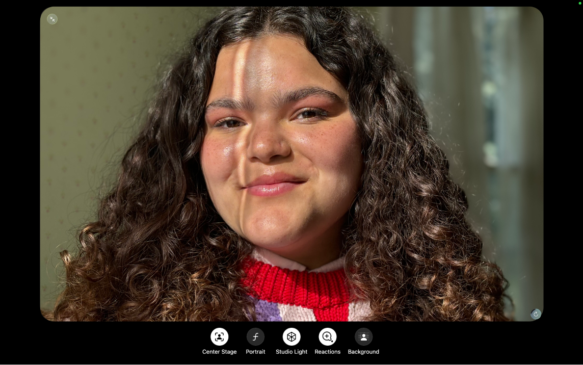 显示参与者的 FaceTime 通话窗口。窗口底部是视频效果按钮:人物居中、人像、摄影室灯光、回应和背景。