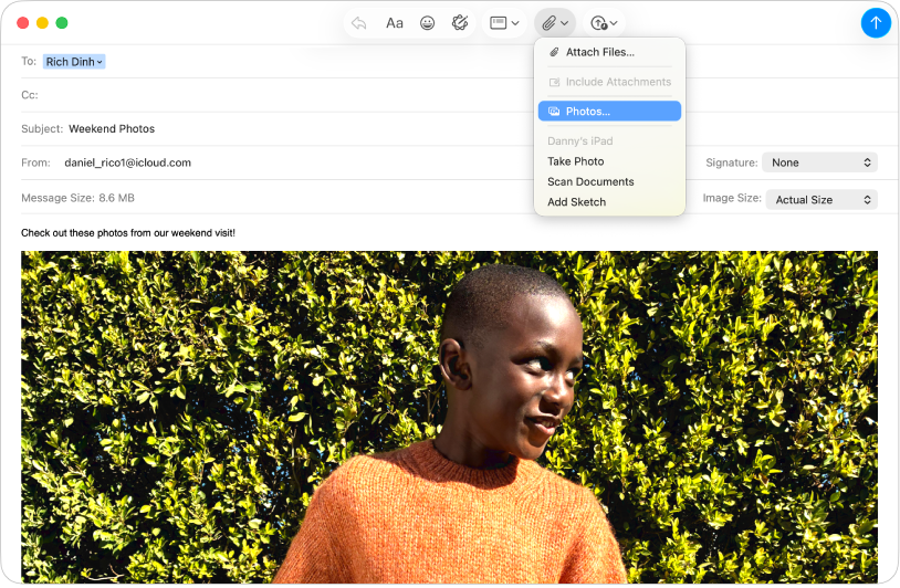 Una ventana de Mail con un correo electrónico y las opciones del menú “Explorador de fotos”.