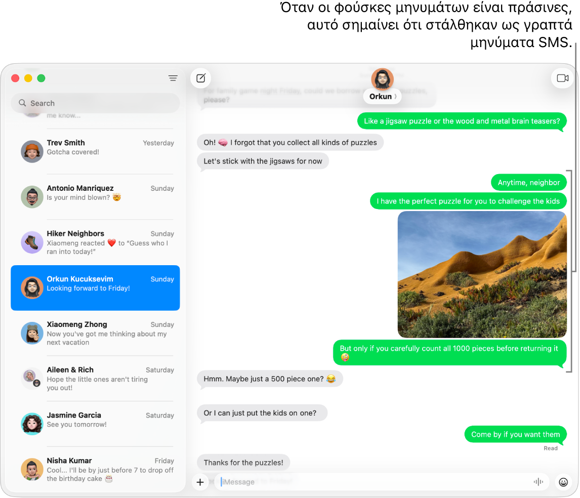 Το παράθυρο των Μηνυμάτων με αρκετές συζητήσεις στην πλαϊνή στήλη στα αριστερά και μια συνομιλία να εμφανίζεται στα δεξιά. Οι φούσκες μηνυμάτων είναι πράσινες, υποδεικνύοντας ότι στάλθηκαν ως γραπτά μηνύματα SMS, MMS ή RCS.
