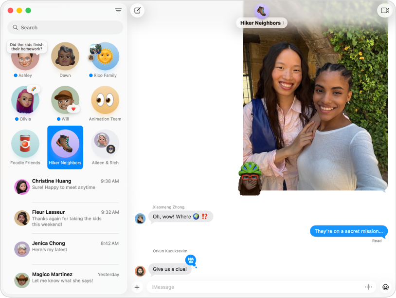 왼쪽 사이드바에 여러 대화 목록이 있고 오른쪽에는 진행 중인 대화가 표시된 메시지 앱 윈도우. 대화에 풍선 메시지 효과, 사진이 있고 마지막 메시지에는 Tapback이 있음.