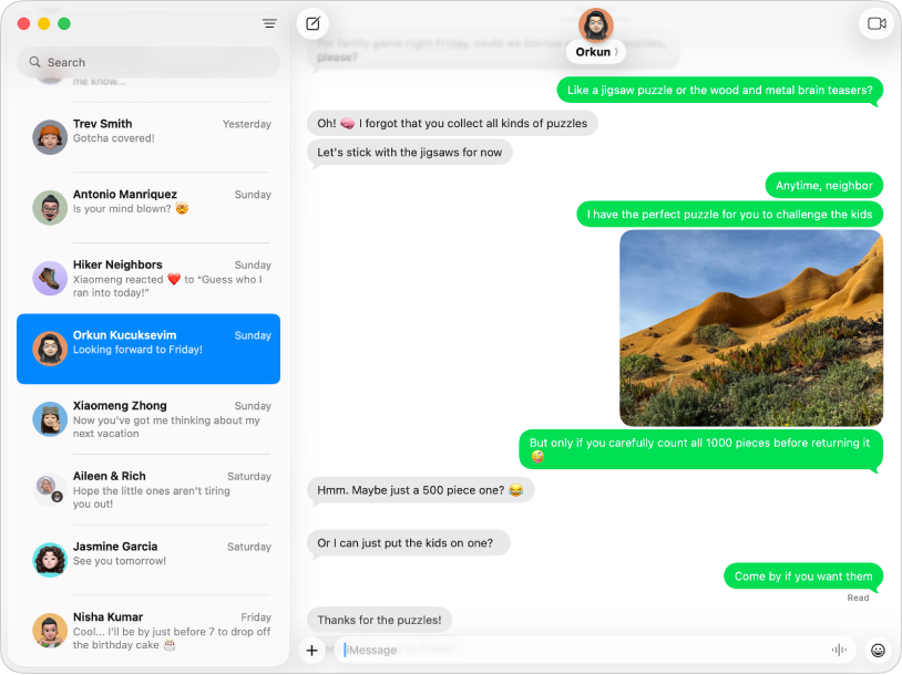 Meldinger-vinduet, med flere samtaler i sidepanelet til venstre, og den aktive samtalen som vises til høyre. Meldingsboblene er grønne, noe som indikerer at de ble sendt som SMS-, MMS- eller RCS-meldinger.