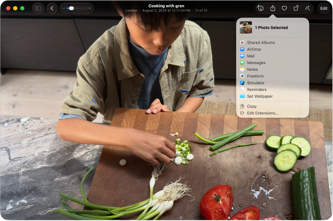 A la finestra de l’app Fotos hi ha una foto oberta. El menú “Comparteix” està obert, i mostra una llista d’apps que es poden fer servir per compartir la foto.