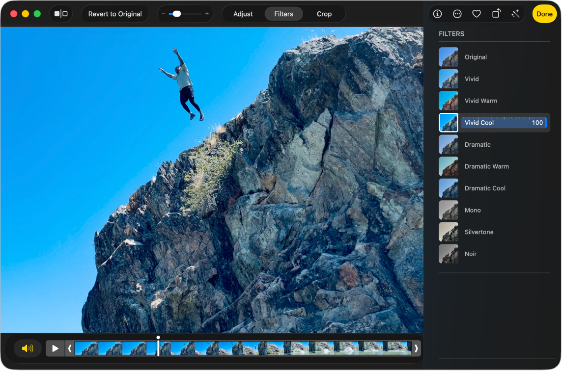 Ein Video in der Bearbeitungsansicht mit einem ausgewählten Filter oben im Fenster „Fotos“ und Filteroptionen rechts.