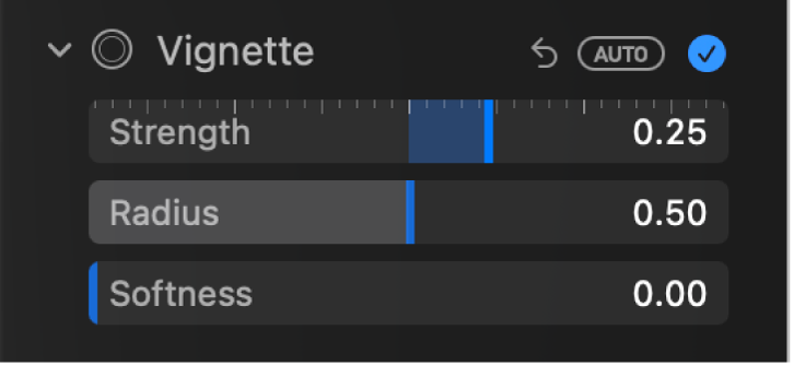 Les commandes de la vignette dans la sous-fenêtre Ajuster, affichant les curseurs Force, Rayon et Atténuation.
