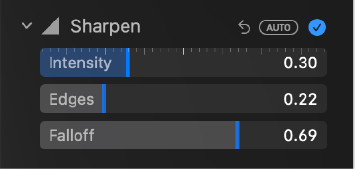 A Beállítás panel Élesítés vezérlői az Intenzitás, Szélek és Esés csúszkákkal.