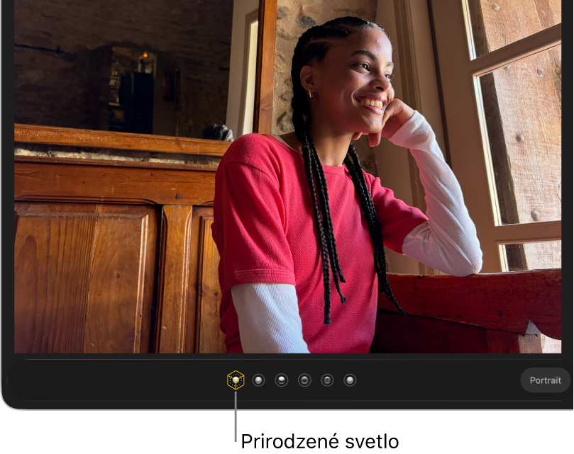Portrétna fotka s prirodzeným osvetlením.