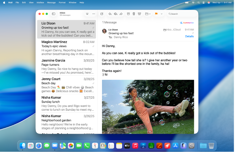 Mail-vinduet er åpent på skrivebordet. E-poster vises med stor tekst.