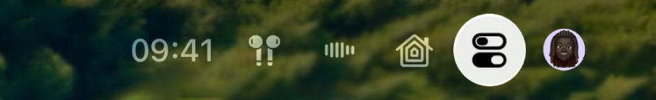 A parte superior direita da Central de Controle na Apple TV 4K. Os AirPods aparecem à direita das horas.