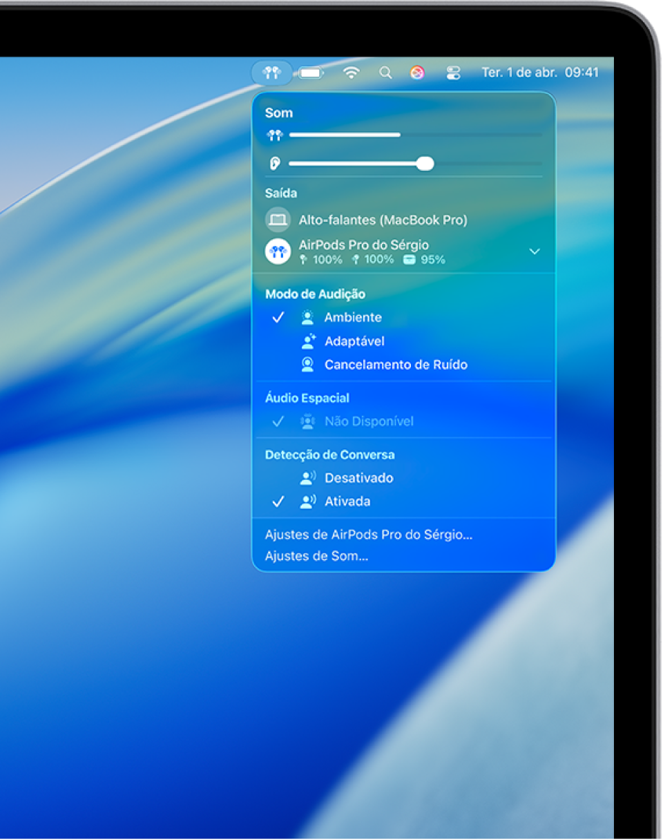 O ícone dos AirPods está selecionado na parte superior direita da barra de menus no Mac. Nos AirPods Pro, o modo Ambiente é selecionado abaixo de Controle de Ruído, e o recurso Detecção de Conversa está ativado.