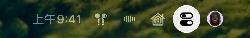 Apple TV 4K「控制中心」的右上部份。AirPods 出現在時間的右邊。